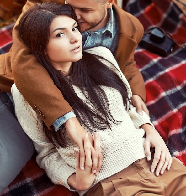 무료 사진 그녀의 남자 친구의 손을 잡고 담요에 앉아 여자의 근접