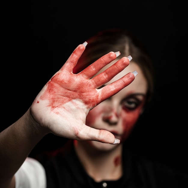 Бесплатное фото Крупный план женщины с кровавой рукой