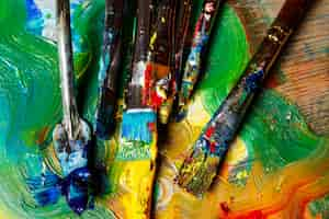 Free photo close up of oil paints and brushes on palette