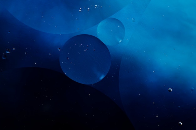 Бесплатное фото Крупный план масляных пузырьков и капель на красочном водянистом фоне
