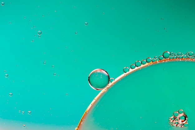 Free photo close-up oily bubbles and droplets in colourful watery backdrop