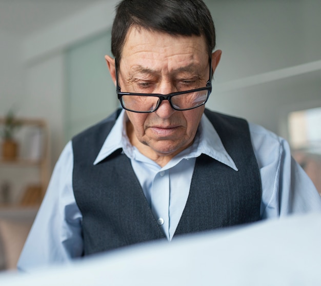 Free photo close up old man reading