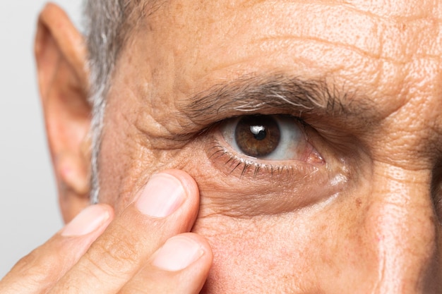 Free photo close-up old man with brown eyes