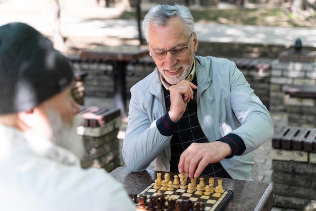 チェスをしている老人をクローズアップ