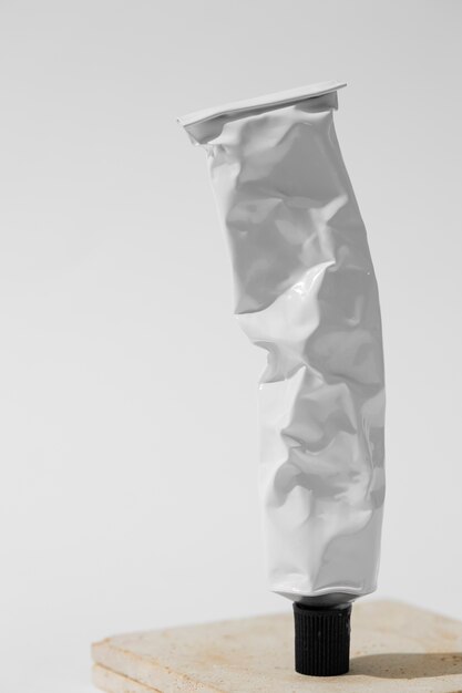 Бесплатное фото Крупный план наполовину использованных алюминиевых трубок