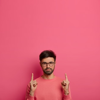 Крупным планом на бородатый молодой человек в очках изолированные Бесплатные Фотографии