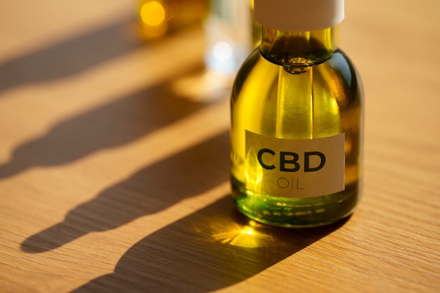 무료 사진 cbd 오일 병을 닫습니다