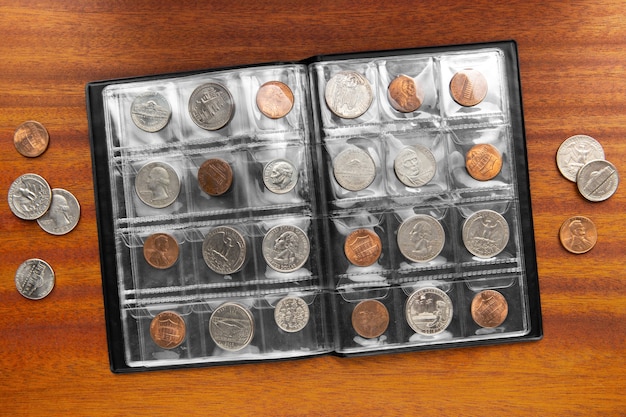 Бесплатное фото Близкий взгляд на монеты на столе