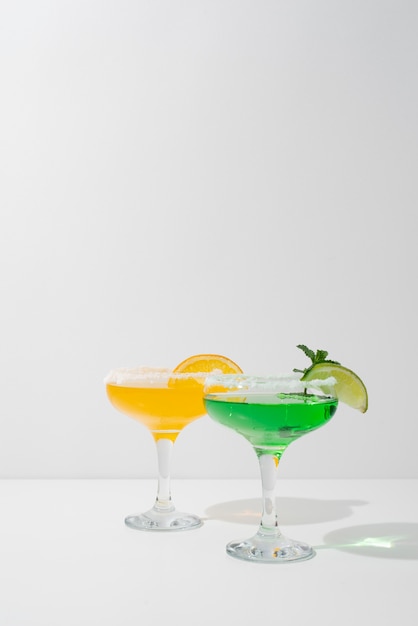 Бесплатное фото Крупным планом на продукты, коктейли в высоком стакане