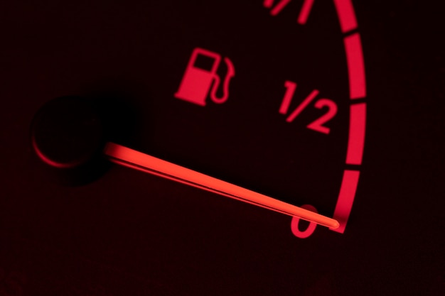 Бесплатное фото Близкий взгляд на показатель уровня топлива в транспортном средстве
