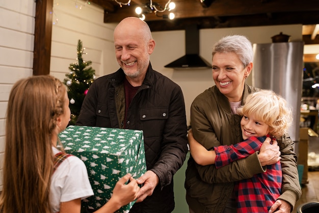無料写真 祖父母と子供たちが贈り物を開くのをクローズアップ