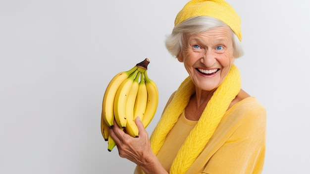 Бесплатное фото Близкий взгляд на бабушку с бананами