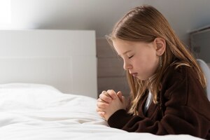 Крупный план молящегося ребенка