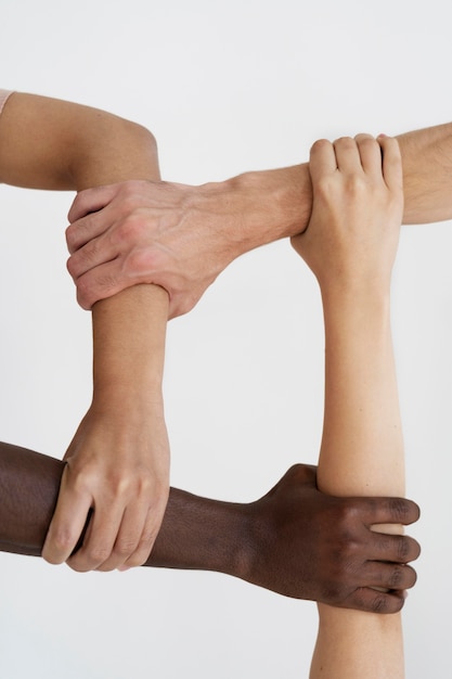 Бесплатное фото Закройте людей, соединяющихся руками