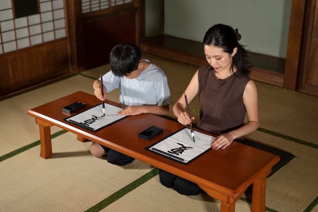무료 사진 쇼도라고 불리는 일본 서예를 하는 학생들을 클로즈업