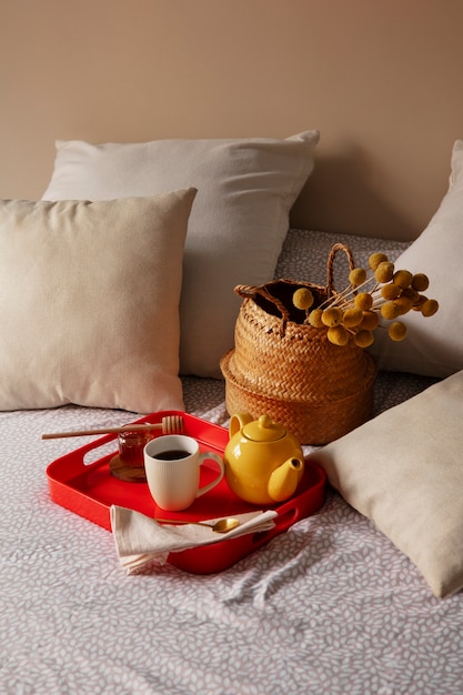 無料写真 ベッドの配置でロマンチックな朝食をクローズ アップ