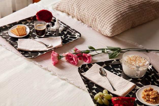 無料写真 ベッドの配置でロマンチックな朝食をクローズ アップ