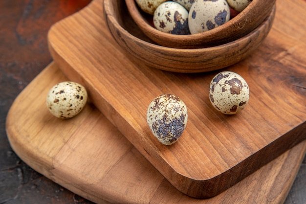 Бесплатное фото Крупным планом на маленькие свежие яйца в деревенском стиле