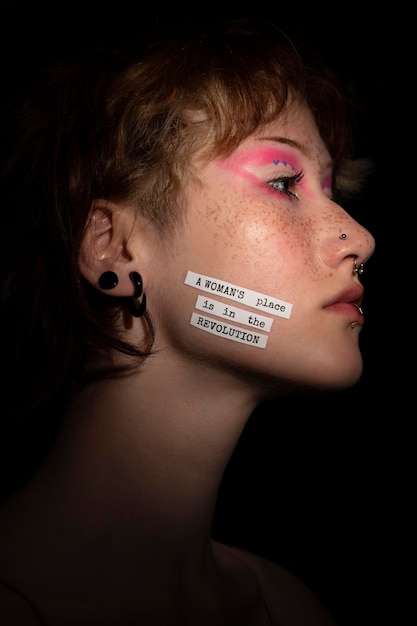 무료 사진 혁명 메시지를 표현하는 여자에 클로즈업