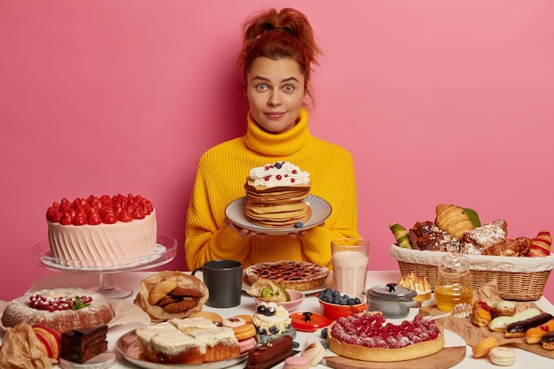 Бесплатное фото Крупным планом женщина, имеющая полезную сладкую еду