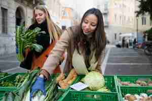 Бесплатное фото Крупный план продуктов в велосипедной корзине