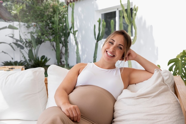 Бесплатное фото Крупным планом на молодой беременной женщине