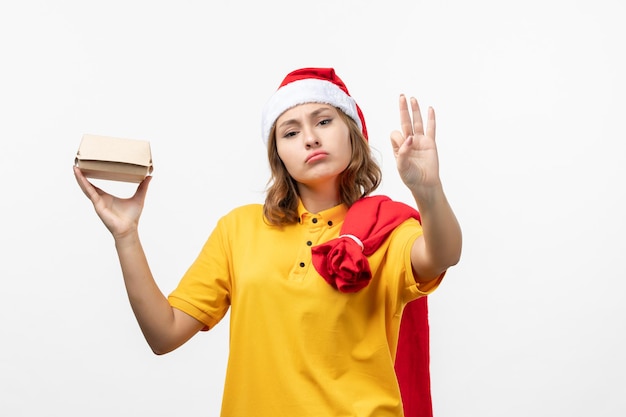 孤立したクリスマス帽子をかぶって若いきれいな女性にクローズアップ