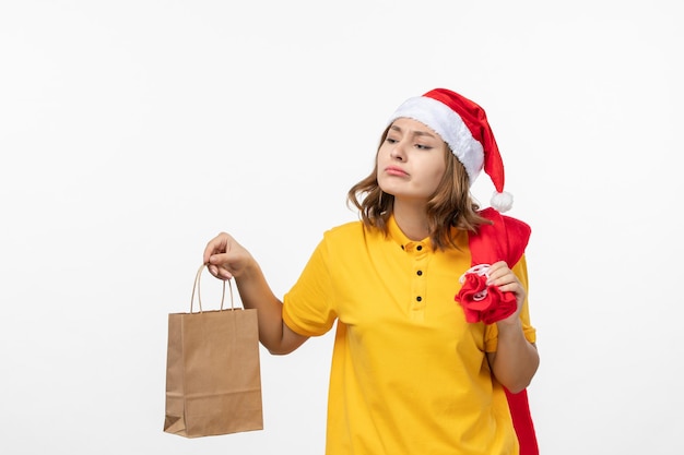 孤立したクリスマス帽子をかぶって若いきれいな女性にクローズアップ