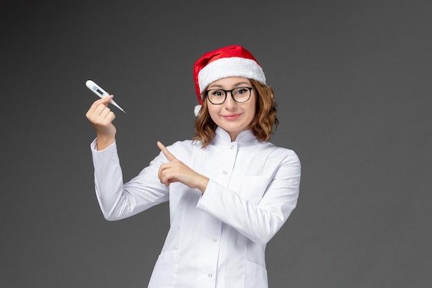 孤立したクリスマス帽子をかぶって若いきれいな女性にクローズアップ