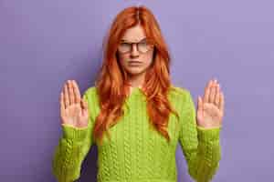 Бесплатное фото Крупным планом на жесты молодая рыжая женщина