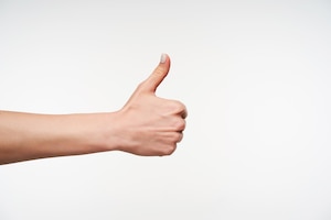 Бесплатное фото Крупным планом на молодая женщина с белым маникюром, поднимая руку