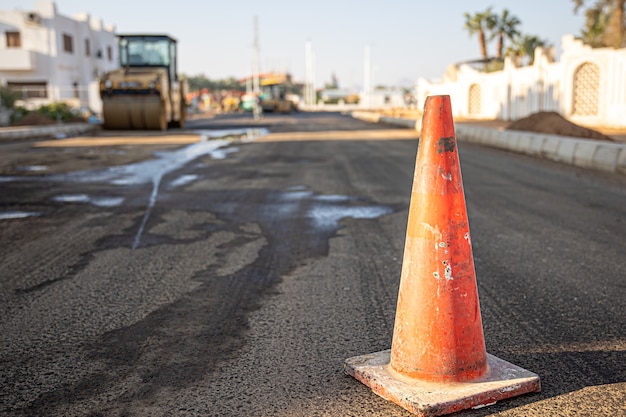 道路コピースペースのオレンジ色のトラフィックコーンのクローズアップ