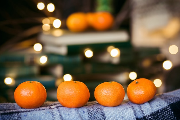 Free photo close-up of oranges on a blanket