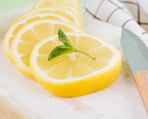 Макро органические ломтики лимона с мятой