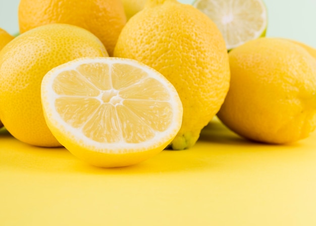 Free photo close-up organic lemons on the table