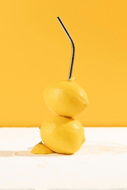 Крупный план органических лимонов с соломой