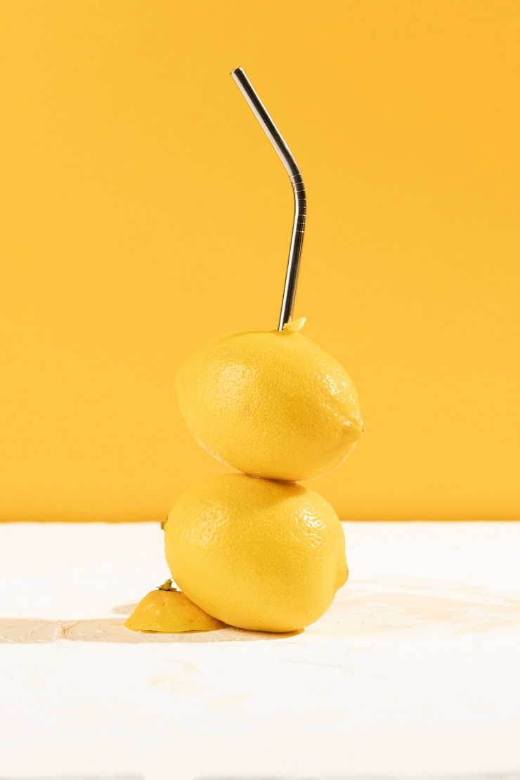 Free Photo close-up organic lemons with a straw