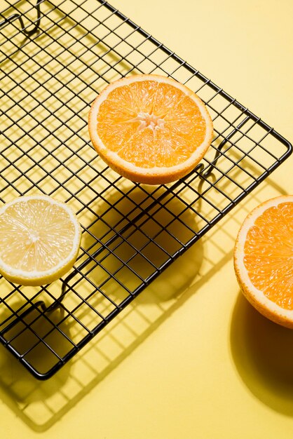 테이블에 근접 유기농 오렌지 조각