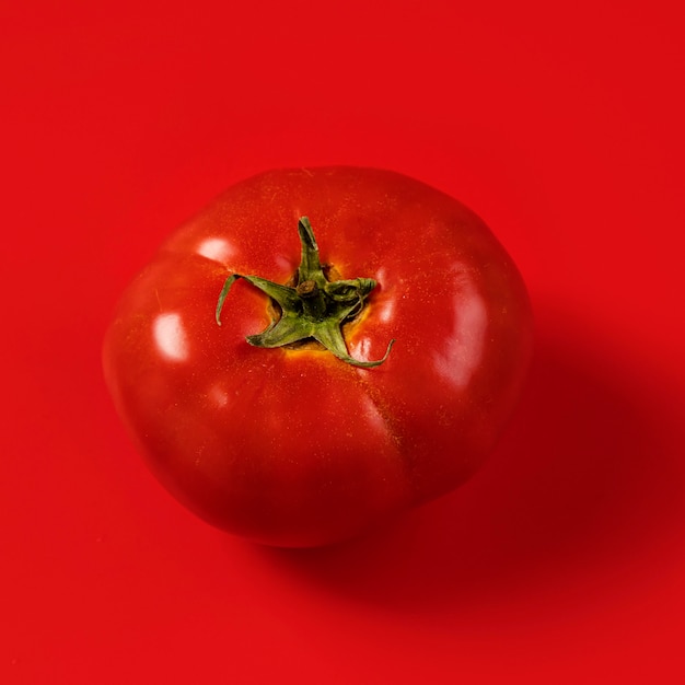 Pomodoro organico del primo piano pronto per essere servito