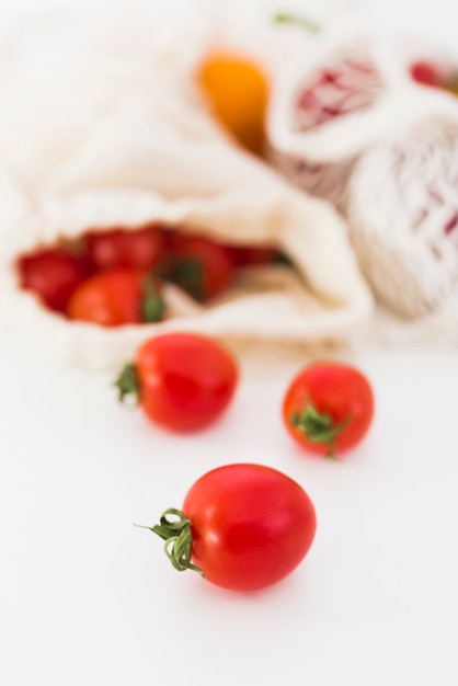 Foto gratuita pomodori organici del primo piano sul tavolo