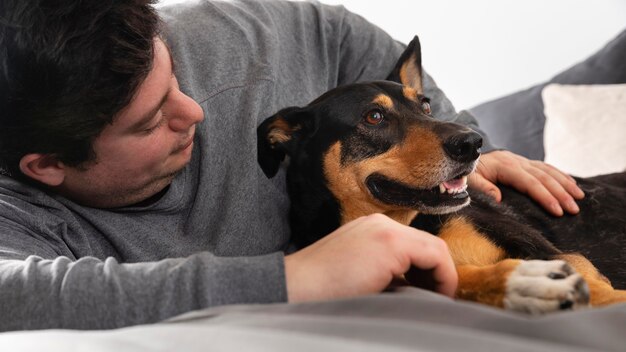 愛らしい犬を保持している所有者をクローズアップ