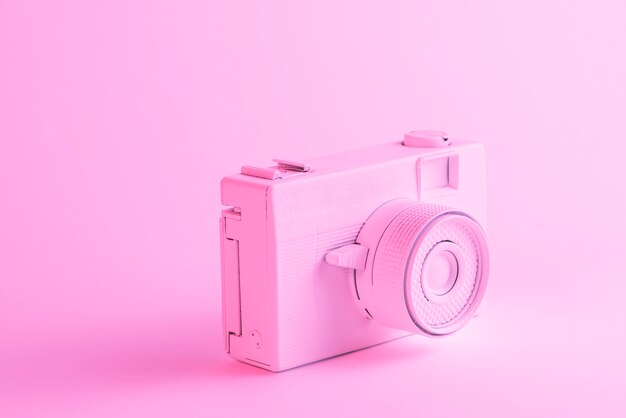 분홍색 배경에 그려진 된 카메라의 클로즈업