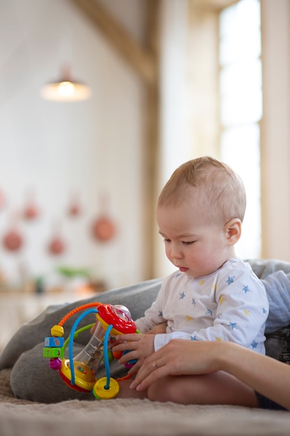 Chiuda sul genitore che tiene bambino sveglio