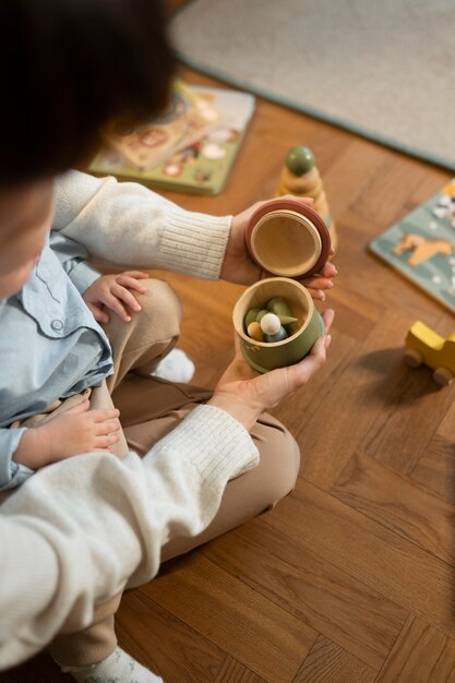 親と子をおもちゃでクローズアップ