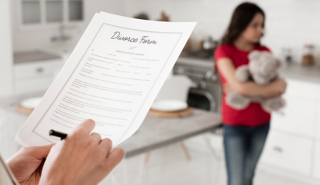 Foto gratuita modulo di divorzio di firma del genitore del primo piano