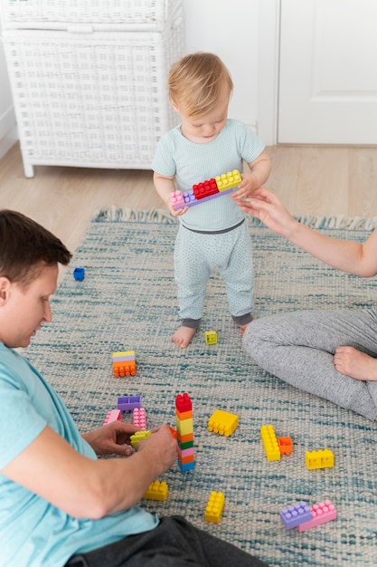 Крупным планом родители играют с ребенком