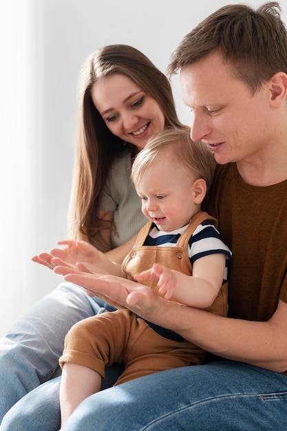 Foto gratuita chiudere i genitori con il bambino carino