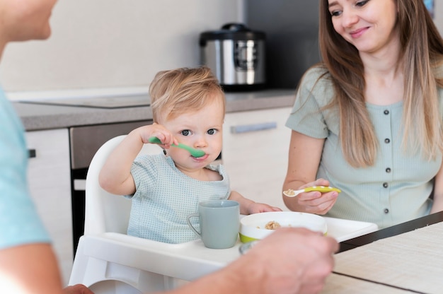 Крупным планом родители с ребенком едят