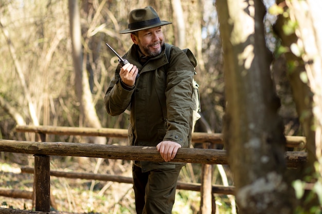 Foto gratuita primo piano sul ranger del parco nei boschi