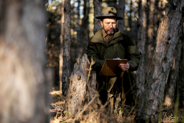 Foto gratuita primo piano sul ranger del parco nei boschi